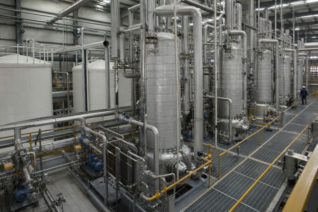 Insulated reactors for thermal melamine reaction from urea