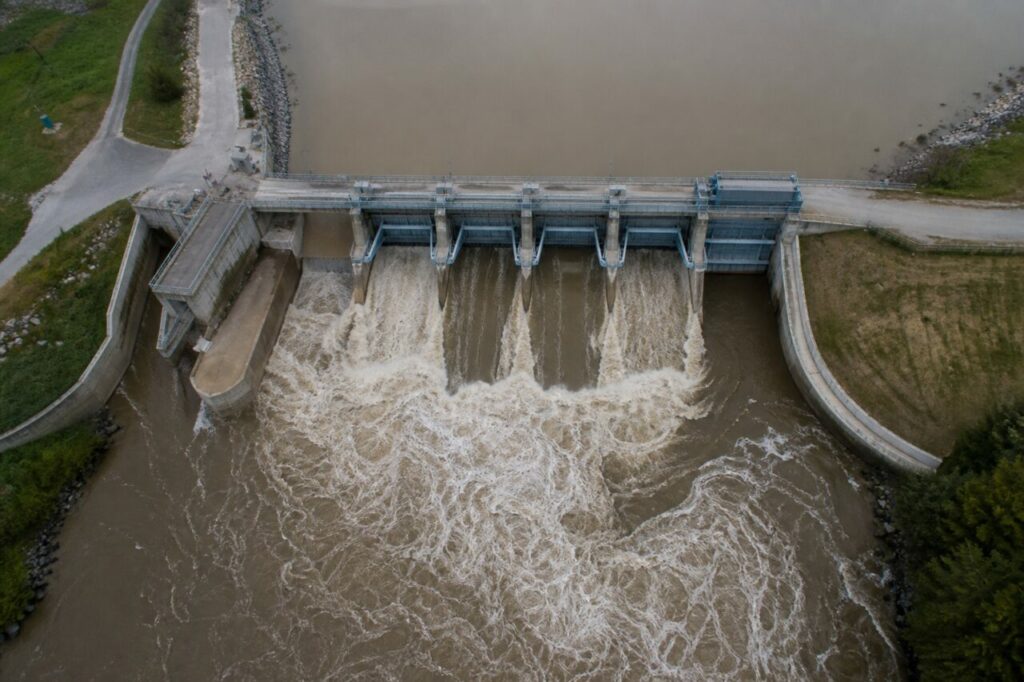 Réception du débit turbulent dans le bassin aval du déversoir