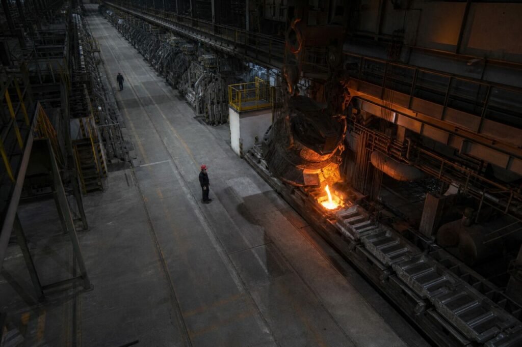 Kokillenlinie übernimmt das Metall aus der Gießstation