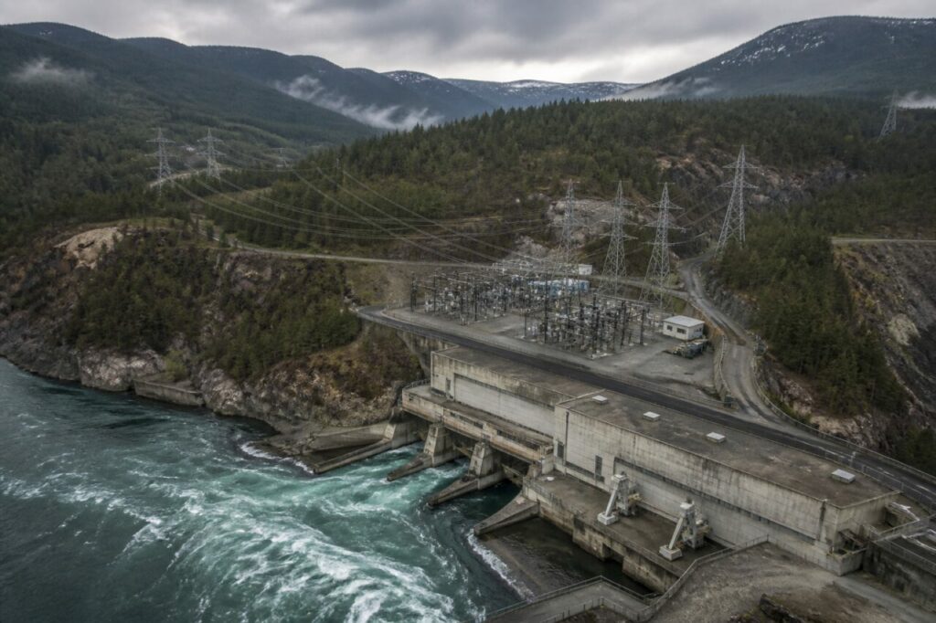 Rede elétrica escoa a produção de um aproveitamento hidroelétrico florestal
