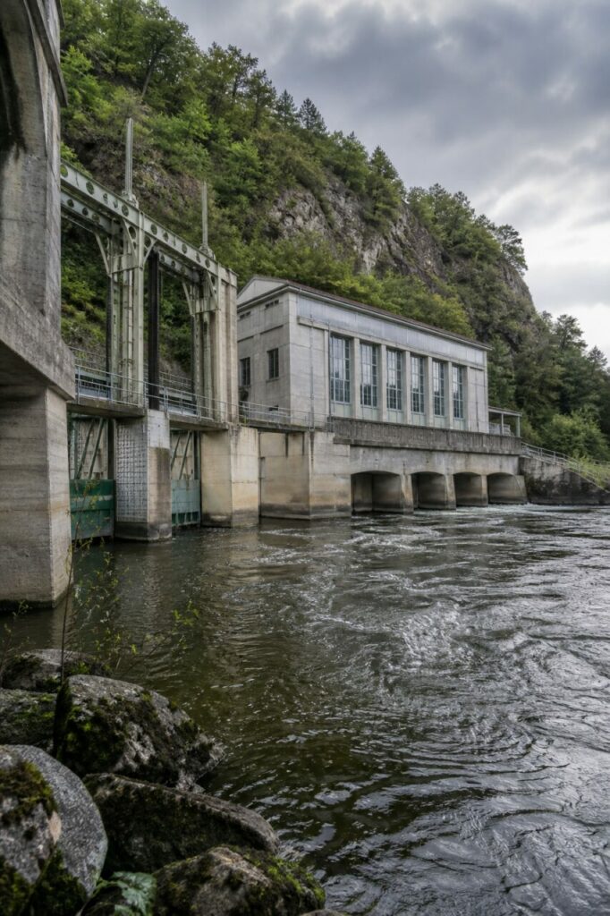 Restitution par les pertuis inférieurs ménagés à la base du bâtiment