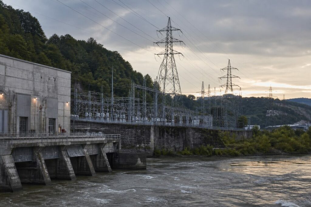 Corredor fluvial reúne a central e as linhas elétricas de saída