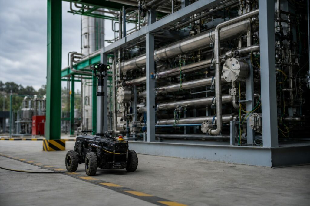 Train roulant d’un robot d’inspection près d’un skid d’électrolyse