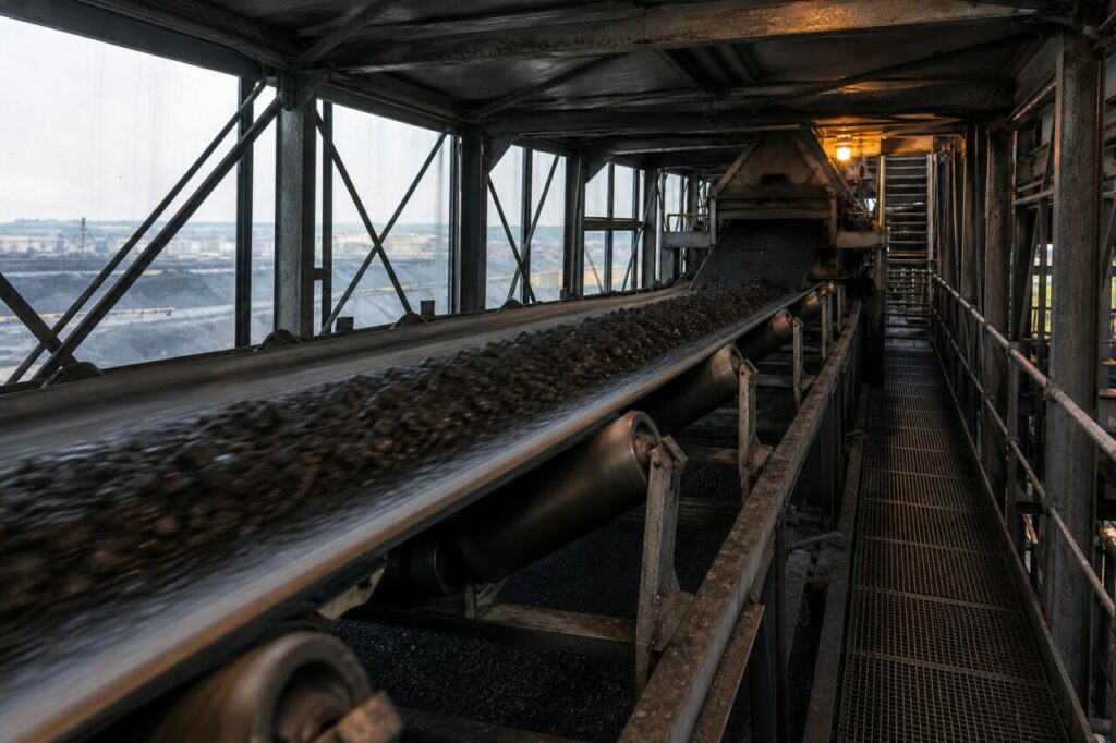 Rouleaux porteurs soutenant le flux de combustible solide