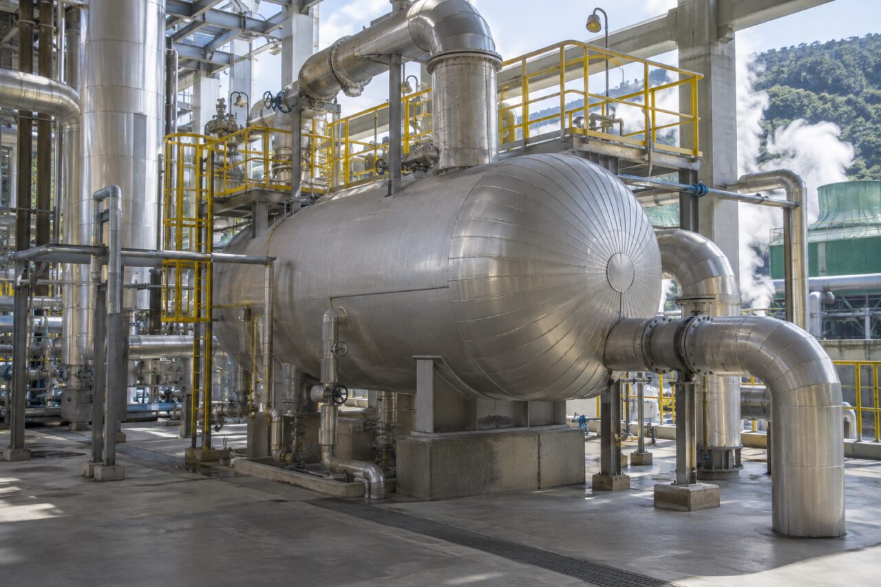 Séparateur cylindrique géothermal relié à des conduites inox