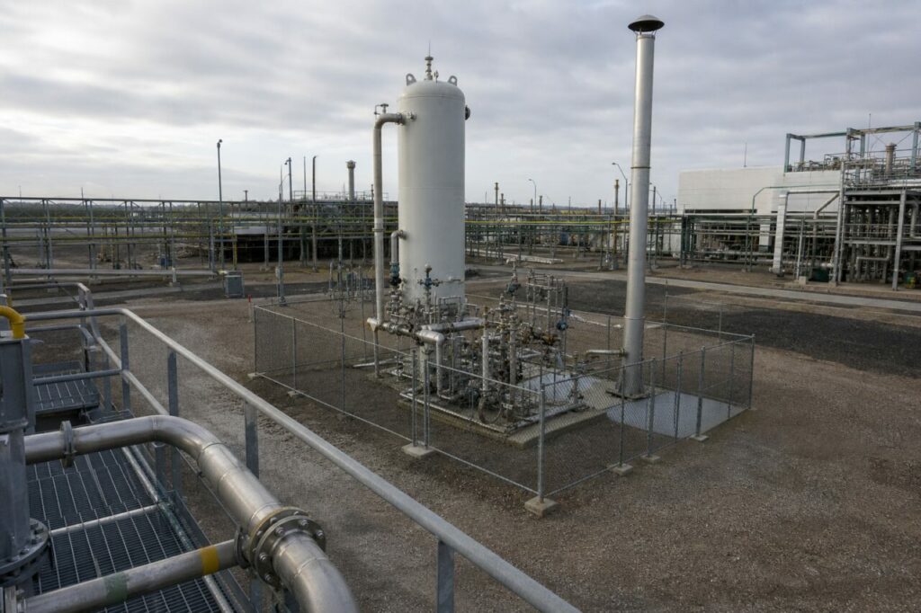 Réseau de tuyauteries autour du séparateur d’oxygène