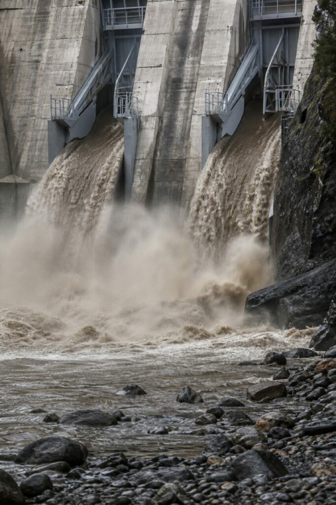 Sorties basses dirigeant l'eau limoneuse vers le chenal rocheux