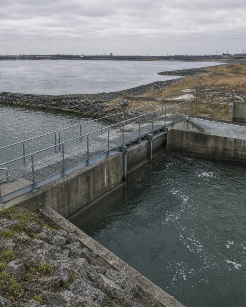 Vannes métalliques régulant l'admission d'eau