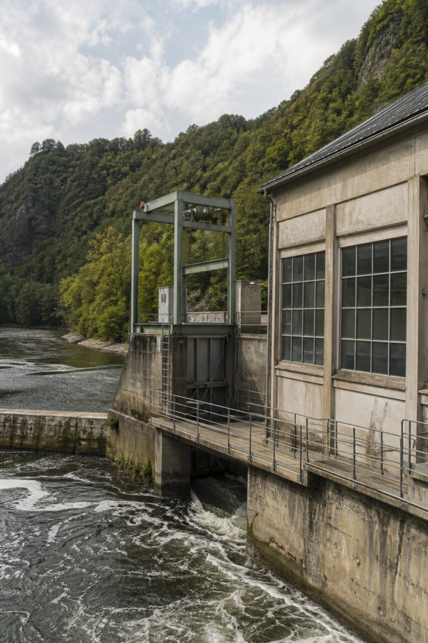Vannes soulevées par un portique près du bâtiment hydroélectrique